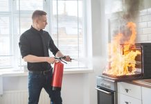 Первые шаги после пожара: что нужно сделать до начала уборки квартиры